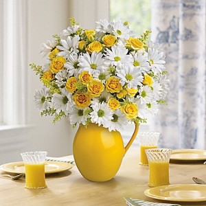 teleflora_sunny_day_pitcher_of_daisies